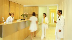 Empfangsbereich einer Praxis in warmem Licht mit Personal